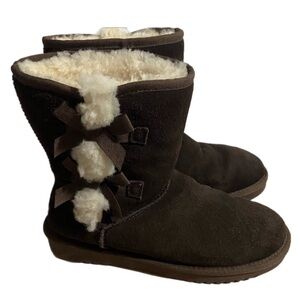 Koolaburra Ugg Victoria Brown Short Winter Boots Size 8 Bow Accents Suede Fur